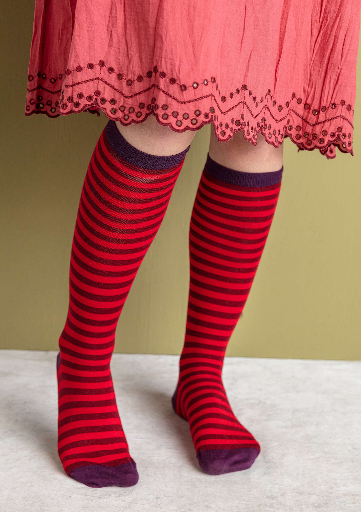Grandes chaussettes rayées en coton biologique rouge vif thumbnail