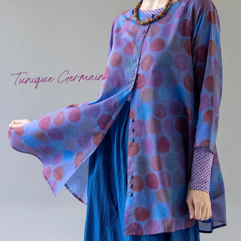 Un demi-corps portant la Tunique Germain en ton bleu-violet provenant de la collection Paris de Gudrun Sjödén.