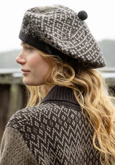 Gestrickte Baskenmütze „Nova Scotia“ aus Wolle - cassis