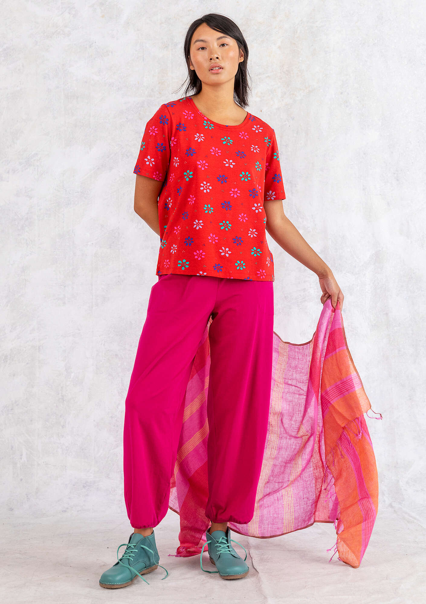 “Ester” T-shirt in organic cotton/spandex parrot red/patterned