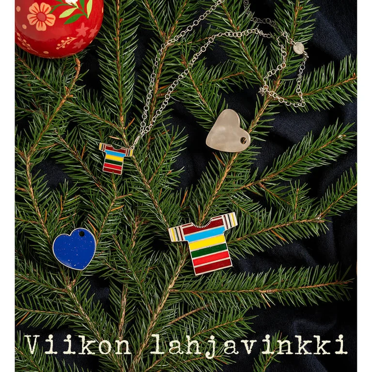 Gudrun Sjödénin hopeinen kaulakoru, riipuksia ja rintakoru. Korut on ripustettu joulukuuseen. 