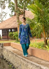 Long gilet "Täppa" en coton biologique - bleu indigo