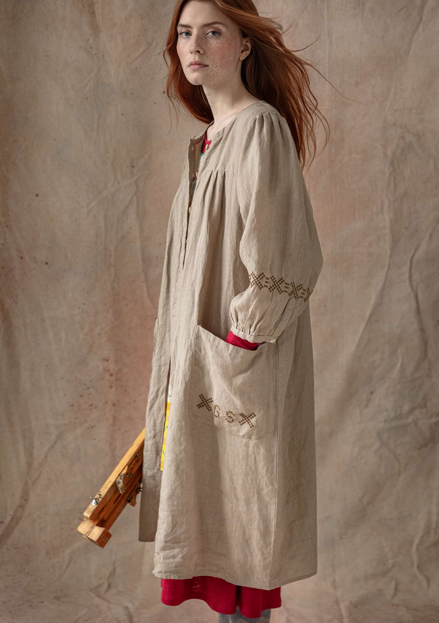 Longue chemise de peintre Anna en lin dark natural