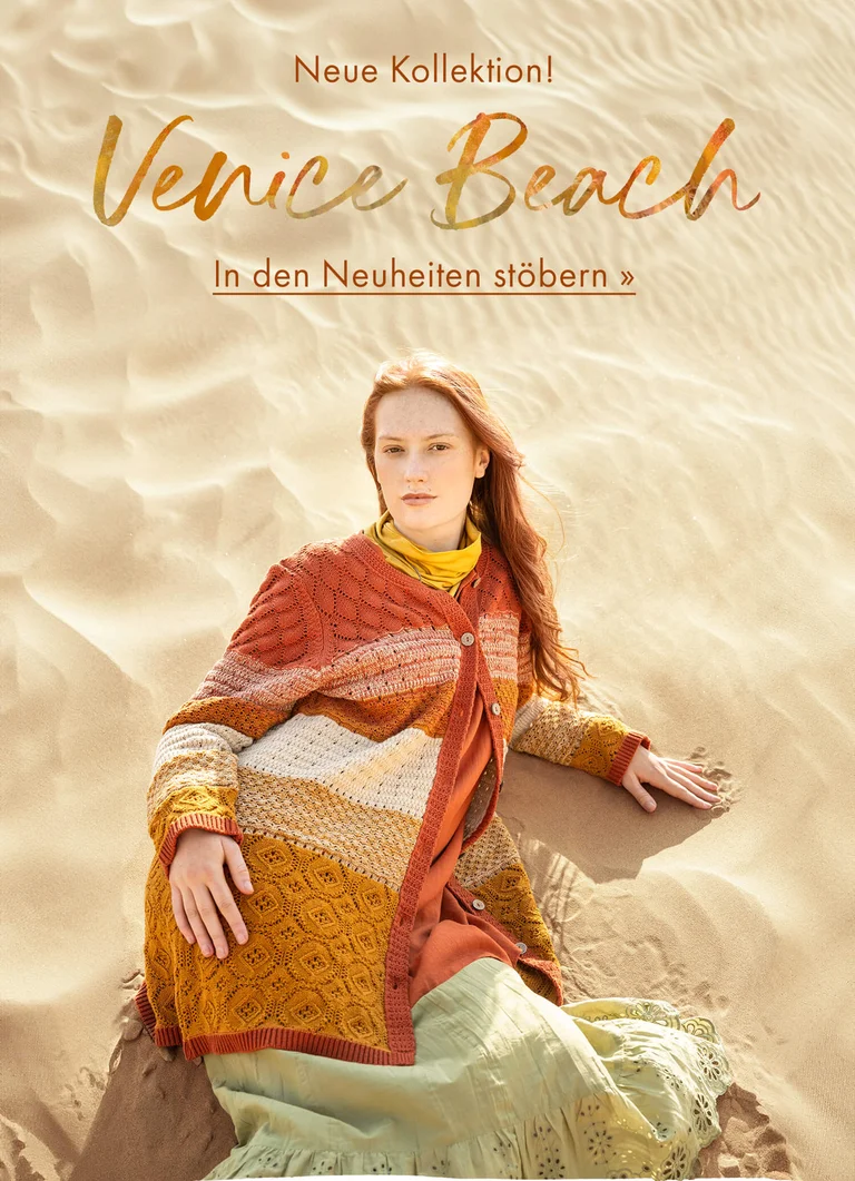 Eine Frau in einer gemusterten Langstrickjacke von Gudrun Sjödén. 