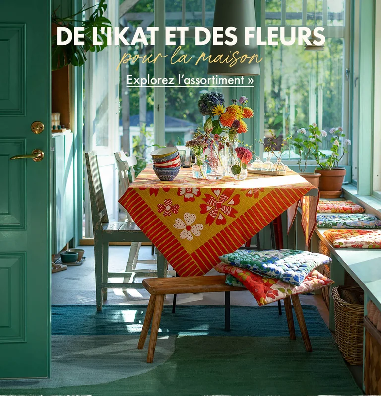 Une table avec des textiles hauts en couleurs signés Gudrun Sjödén.