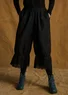 Bestickte Hose „Minal“ aus Bio-Baumwolle (schwarz L)