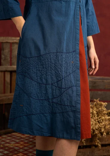 Besticktes Webkleid „Fields“ aus Bio-Baumwolle - dunkelindigo