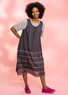 Gemustertes ärmelloses Webkleid aus Bio-Baumwolle (aschgrau L)