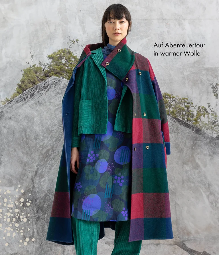 Eine Frau im Lagenlook mit Mode aus Gudrun Sjödéns Winterkollektion 2025.