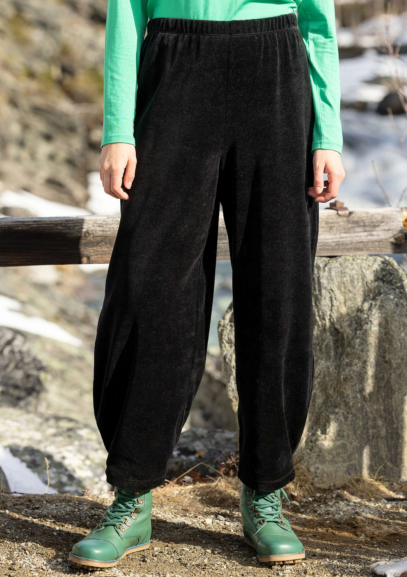 Nootka” velour pants in organic cotton/recycled polyester