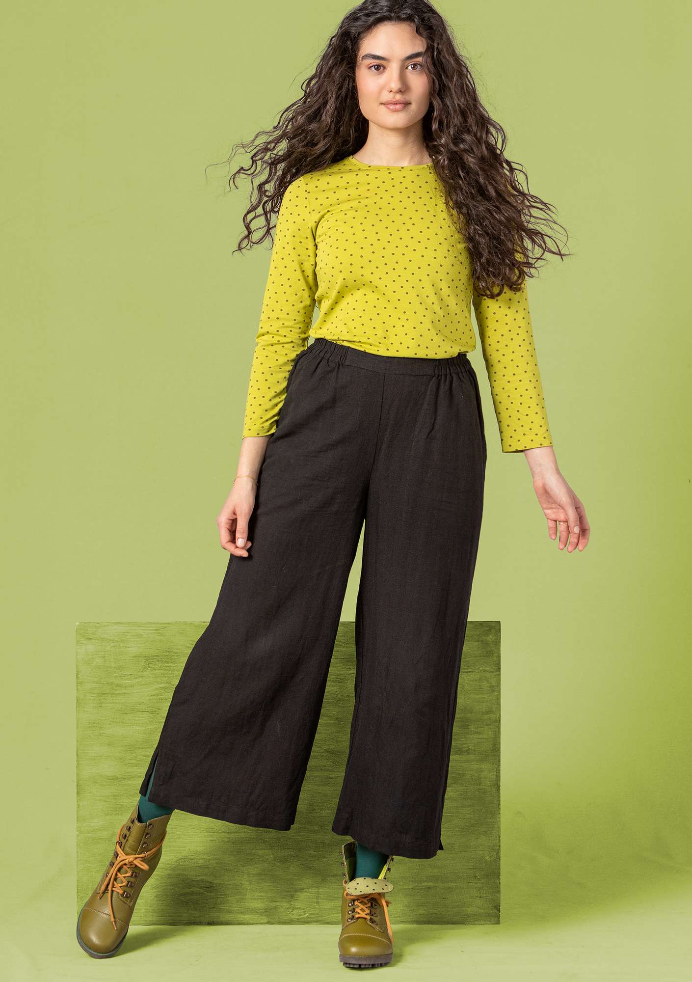 Trousers in a woven organic cotton/linen blend black