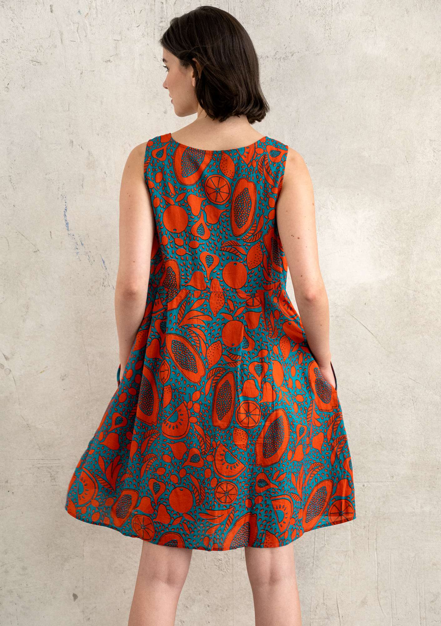 Vevd kjole «Marimba» i økologisk bomull lavarød