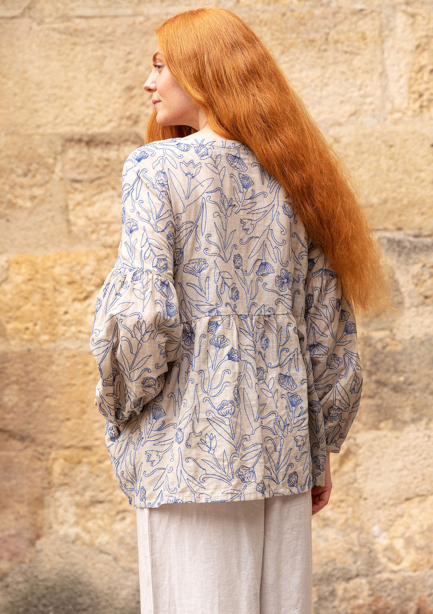 “Blomen” artist’s blouse in organic cotton dark nature