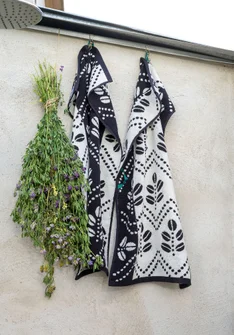 “Leafy” towel in organic cotton - black