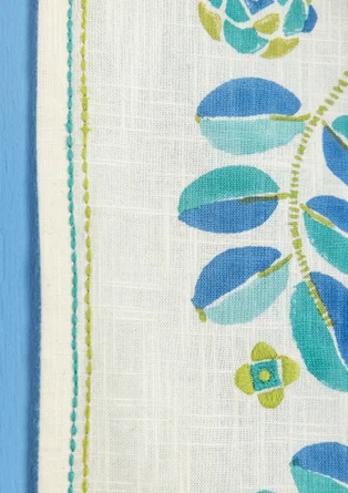  “Tulsi” block-printed table runner in organic cotton. - vanilla