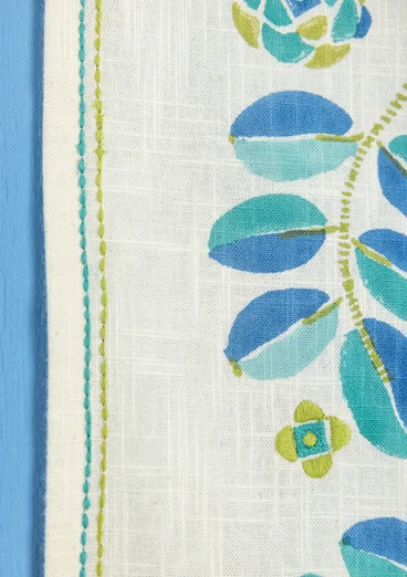  “Tulsi” block-printed table runner in organic cotton. - vanilla