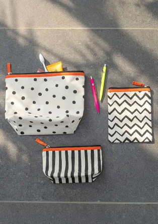 “Tripp-Trapp-Trull” organic cotton toiletry bag set - black