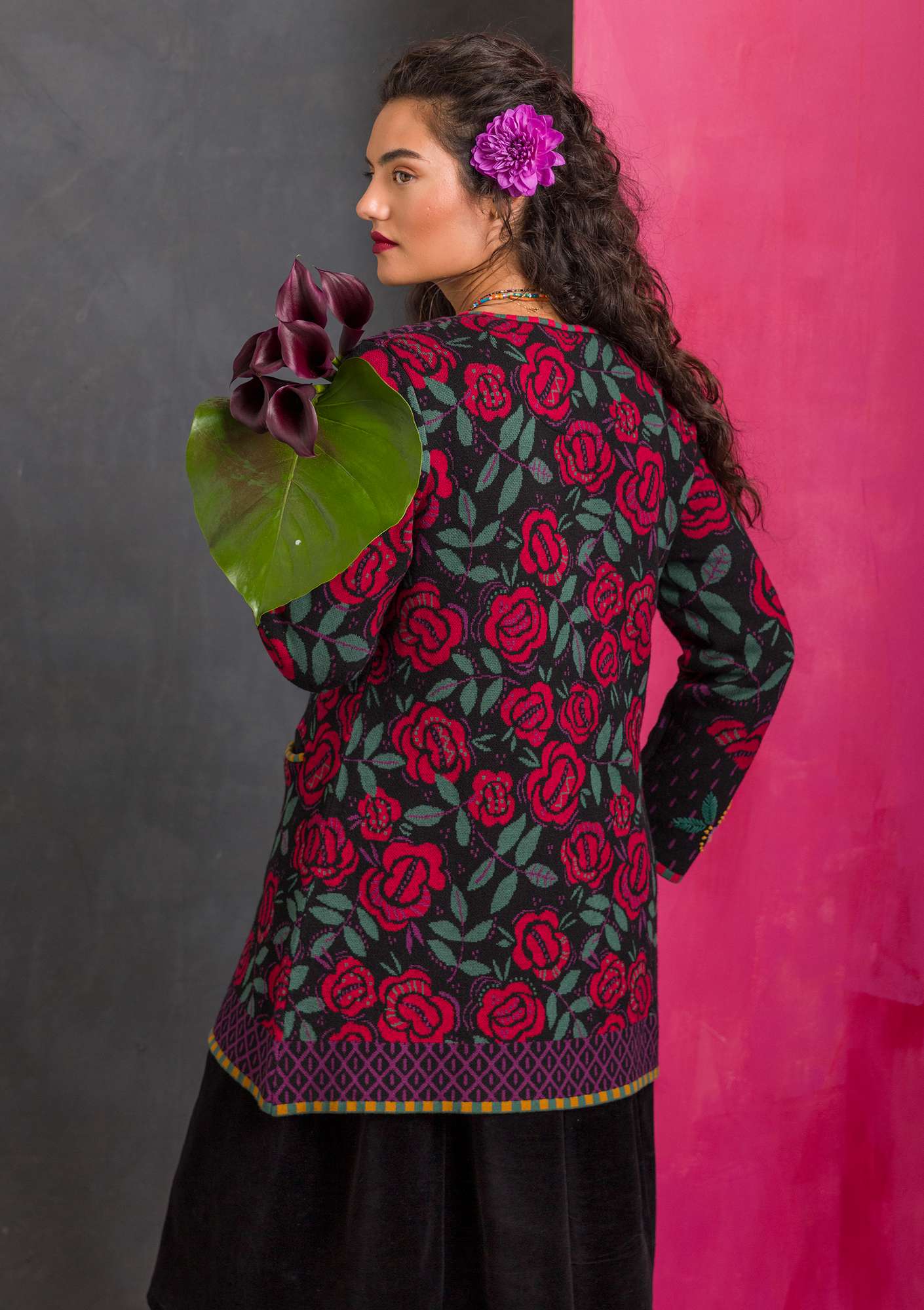 Hand-embroidered “China Rose” cardigan in wool/organic cotton black thumbnail