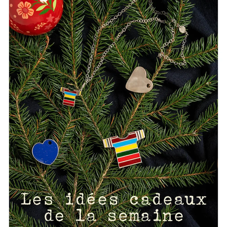 Collier, charms et broche en argent signés Gudrun Sjödén. Tous suspendus dans un sapin de Noël. 
