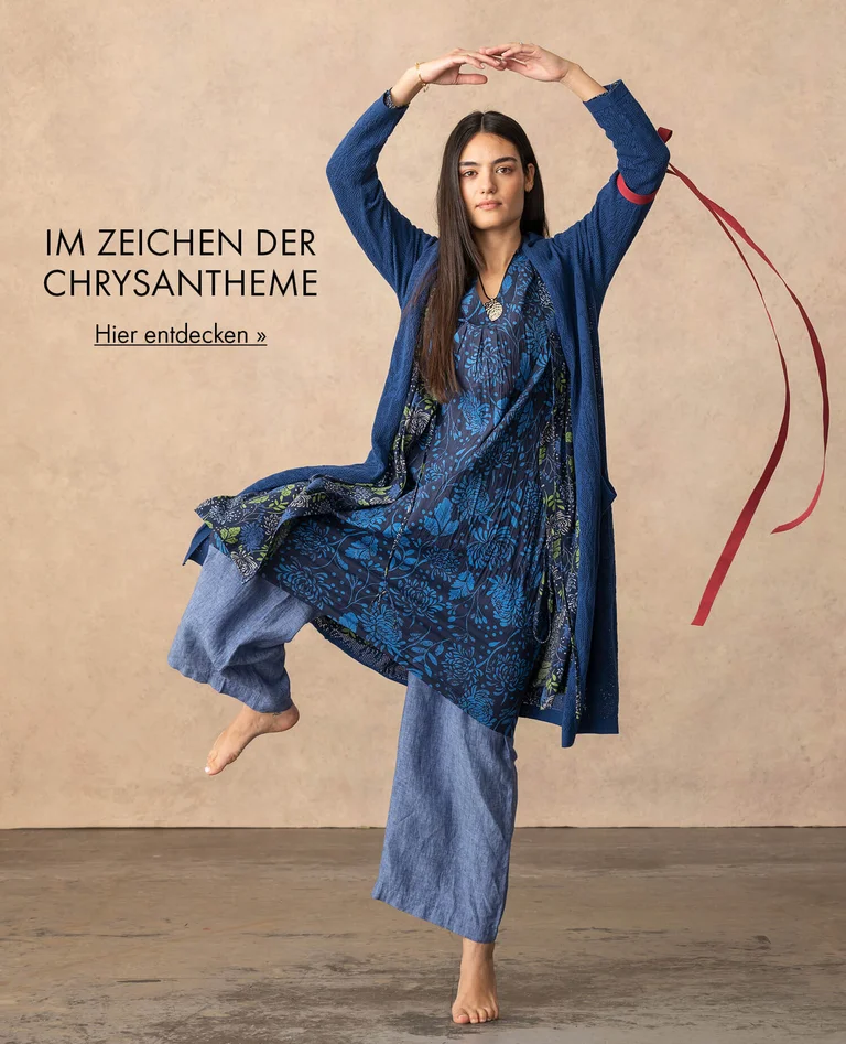 Zwei Frauen in Mode aus Gudrun Sjödéns Mai-Extrakollektion. 