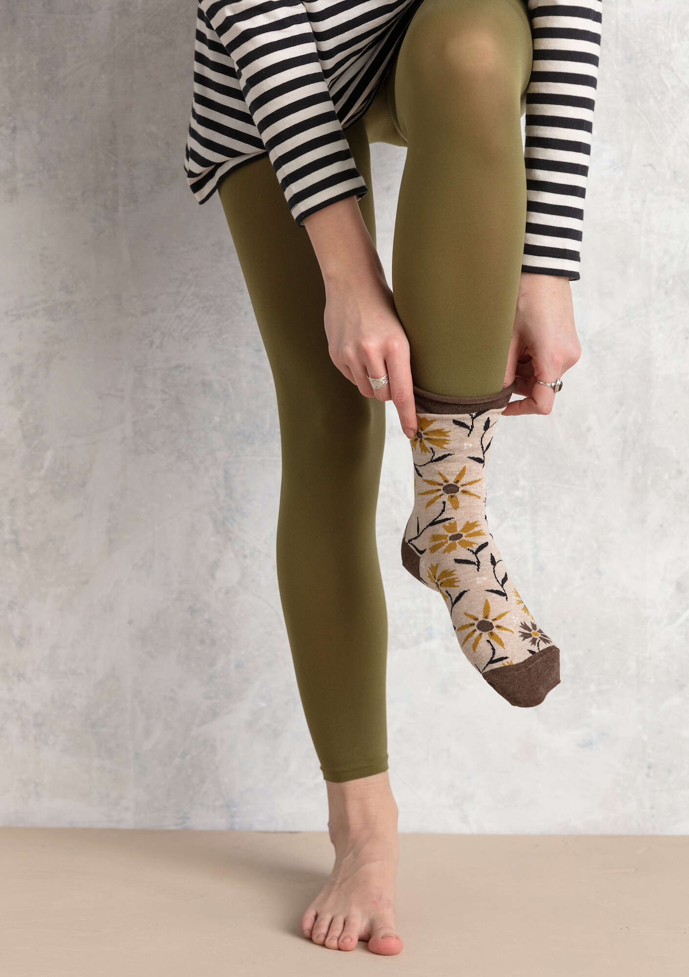 Solid-color leggings in recycled nylon cedar thumbnail