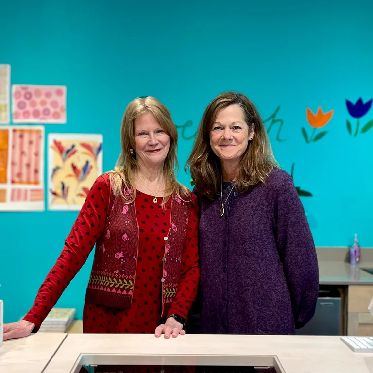 Kvinnor klädda i färgglada kläder från Gudrun Sjödéns butik i London.