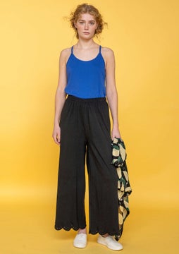 Solid-colored pants black
