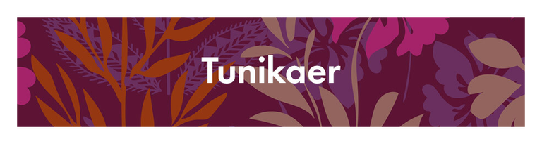 Et lilla mønster med teksten «Tunikaer» i hvitt. 
