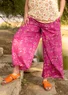 Pantalon tissé " Nightingale " en coton biologique (cerise S)