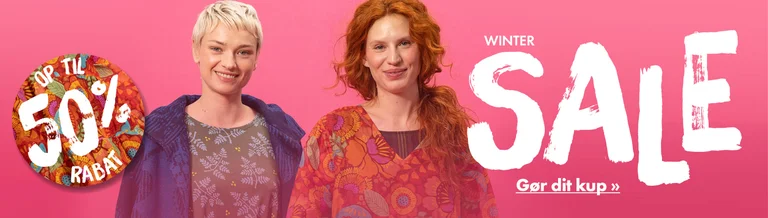 To kvinder klædt i farverigt tøj fra Gudrun Sjödén.