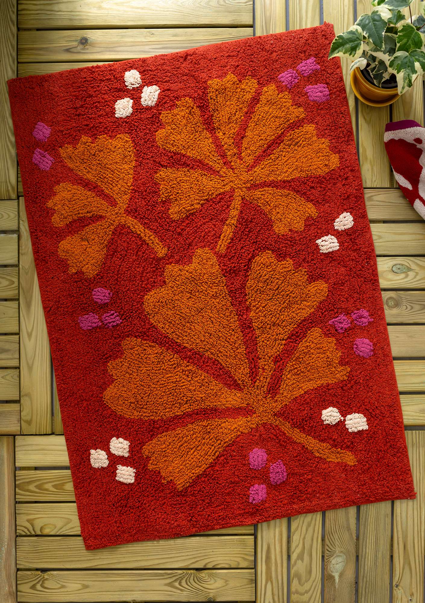 “Kastanj” cotton bathroom mat bright red