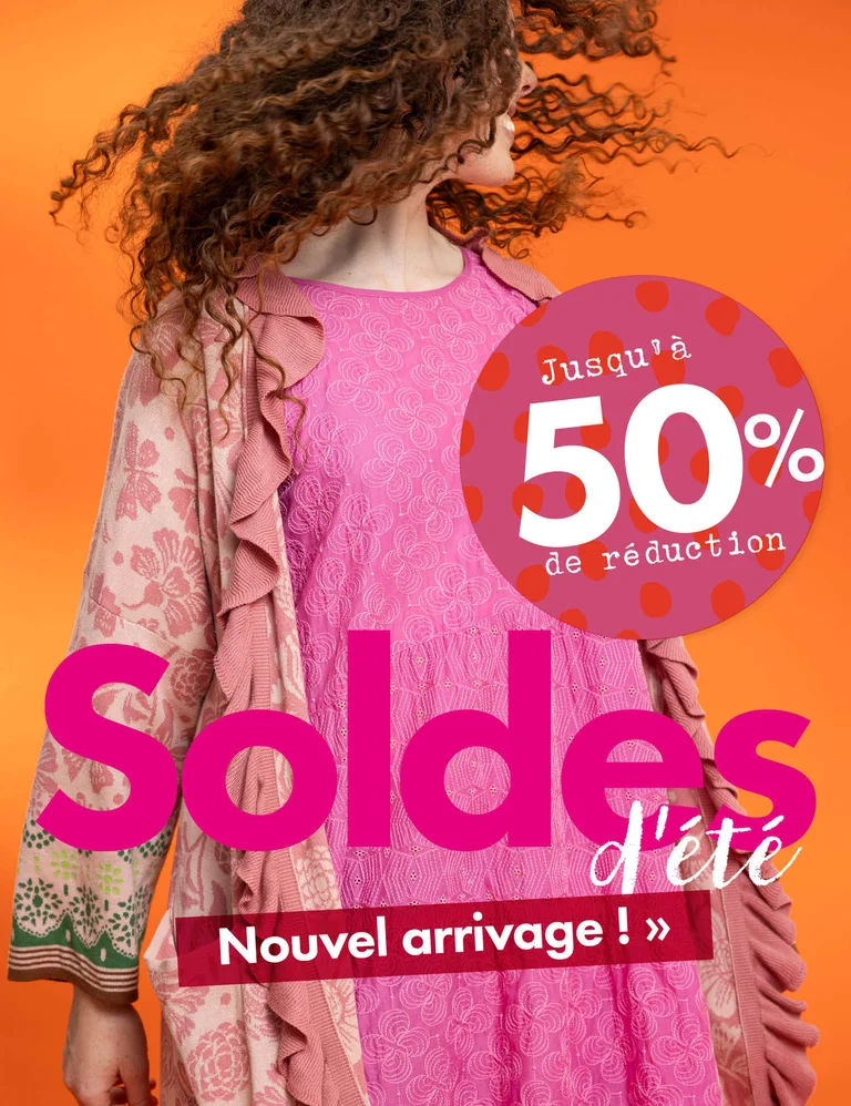 Deux femmes portant des vêtements à motifs signés Gudrun Sjödén.