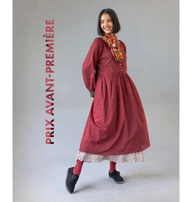 Une femme qui pose vêtue d'une robe rouge tissée signée Gudrun Sjödén.