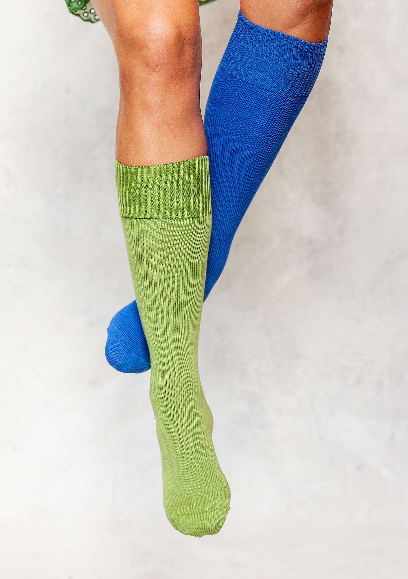 Solid-colored knee-highs in organic cotton pistachio thumbnail