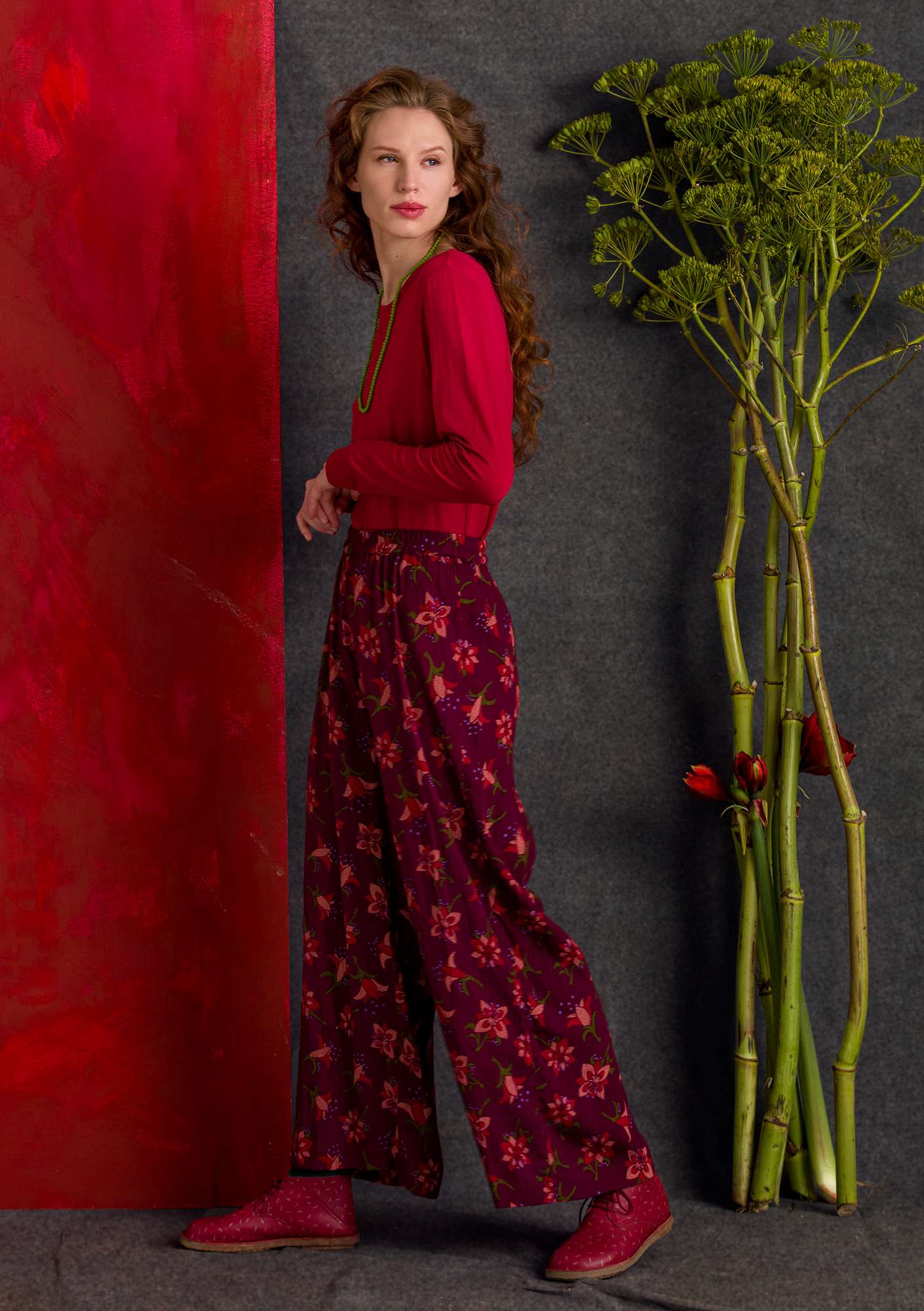 “Amaryllis” woven pants in rayon burgundy