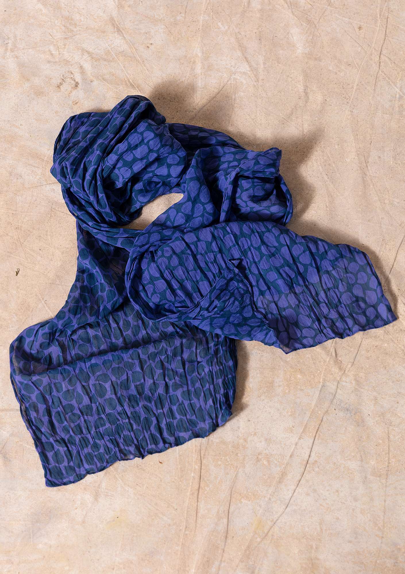 Tørklæde  Serafina  i økologisk bomuld indigo/mønstret thumbnail
