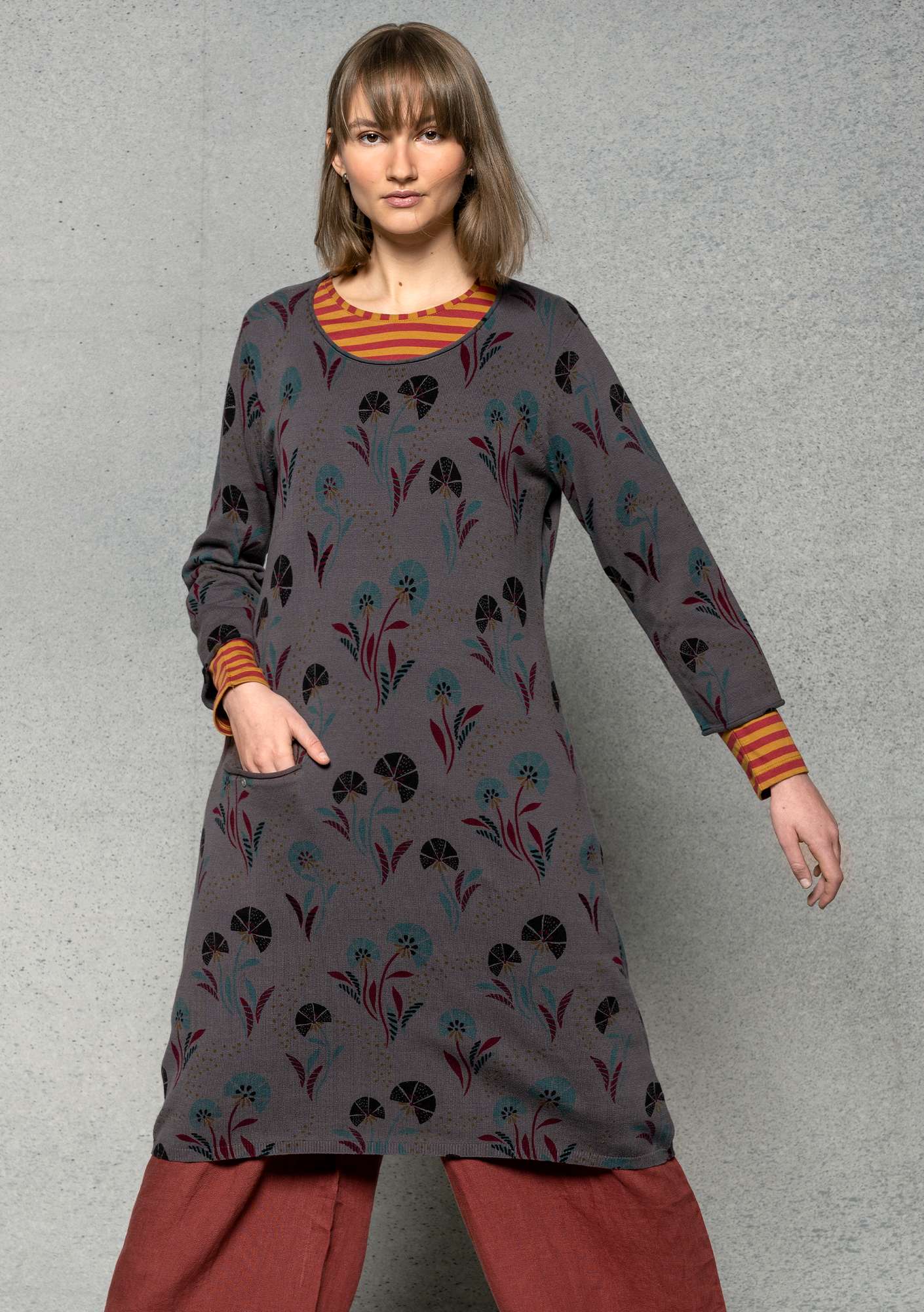 Strikket kjole «Mosippa» i resirkulert bomull askegrå/mønstret thumbnail