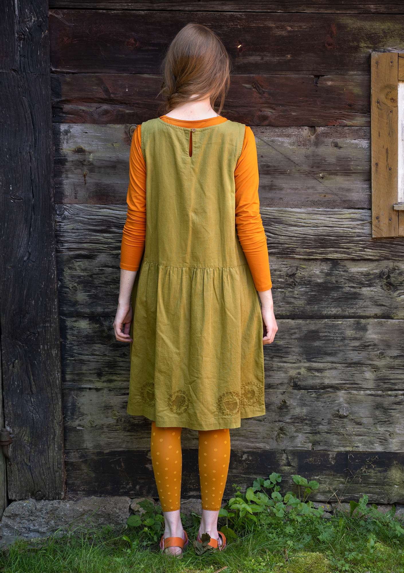 “Petronella” dress in woven organic cotton/linen meadow green
