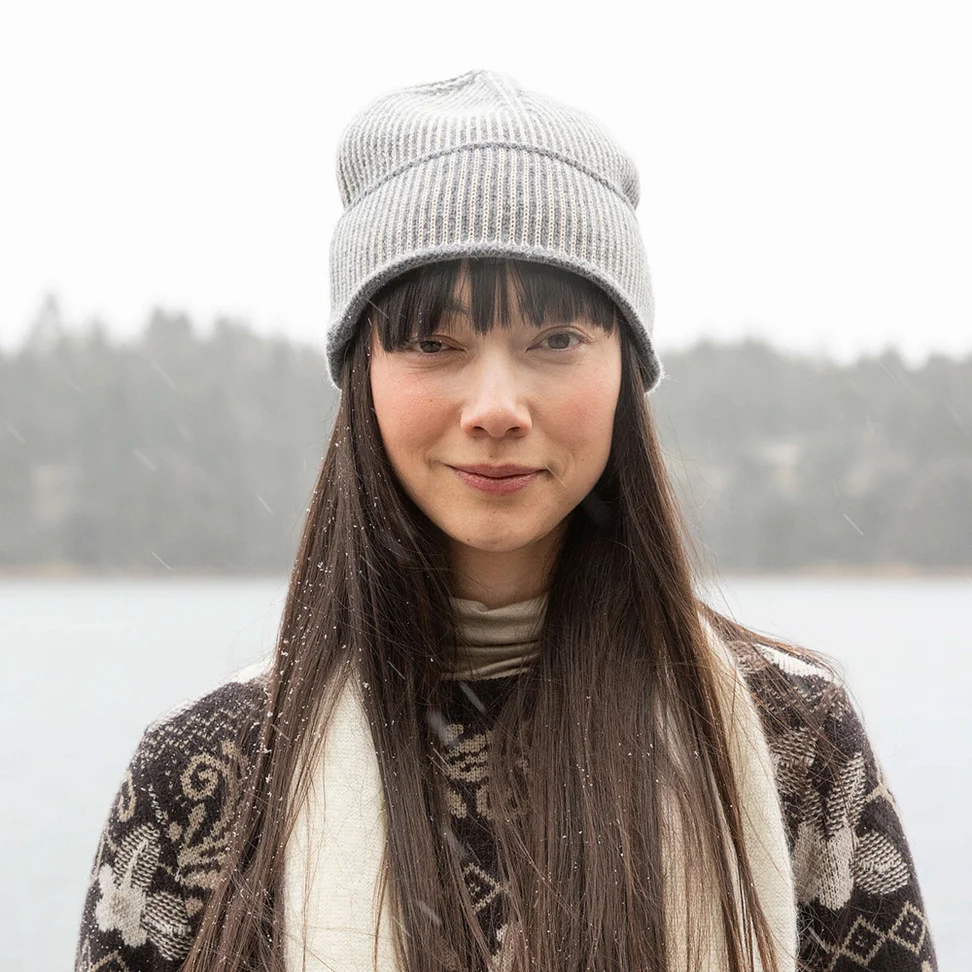 Bonnet en laine d'agneau/coton biologique et recyclé - graphite/naturel foncé