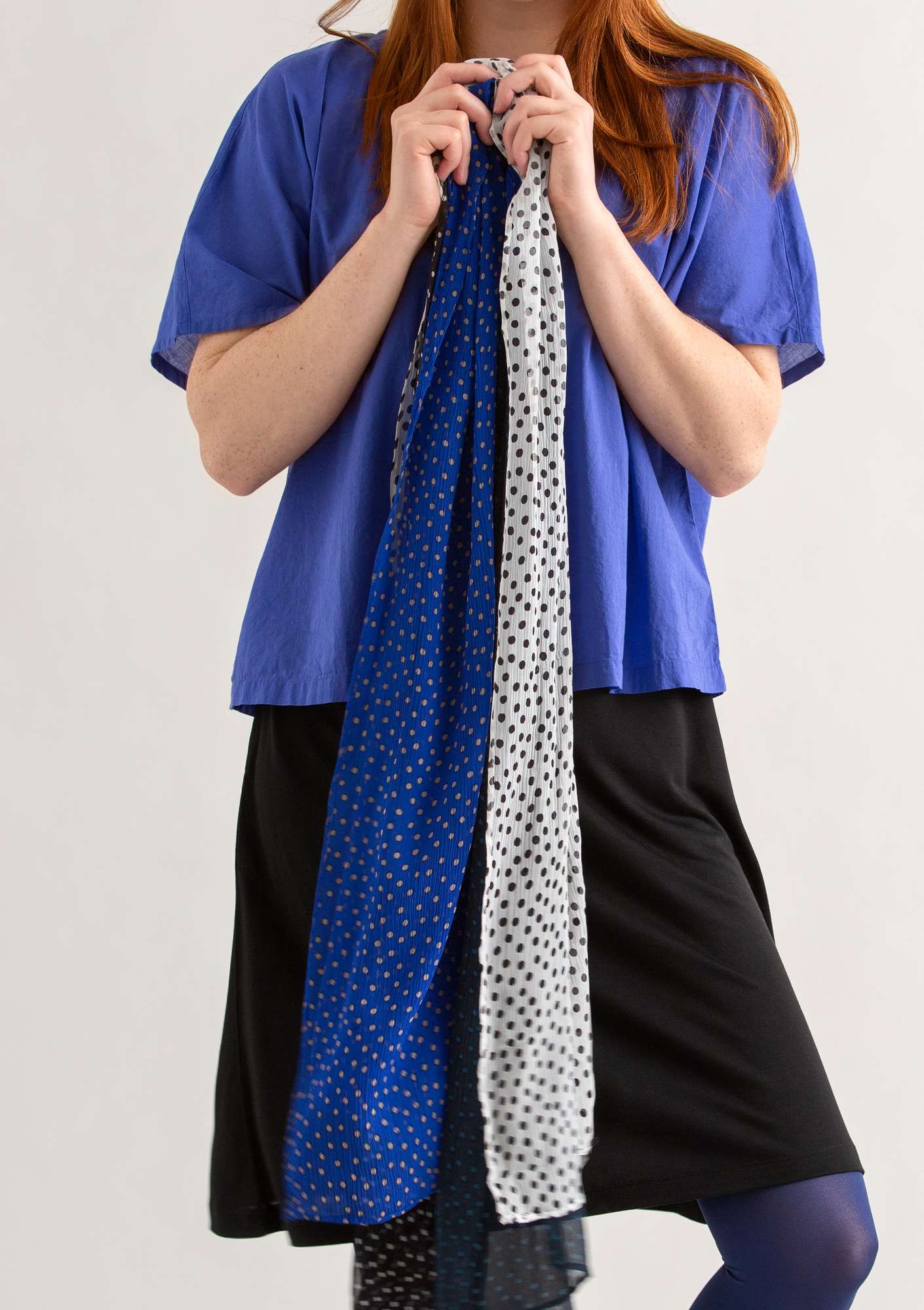 Gestippelde sjaal van zijden chiffon klein blauw/inkt