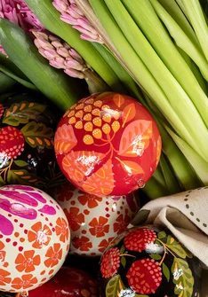 “Gnistra” holiday ornament in papier maché - lava red