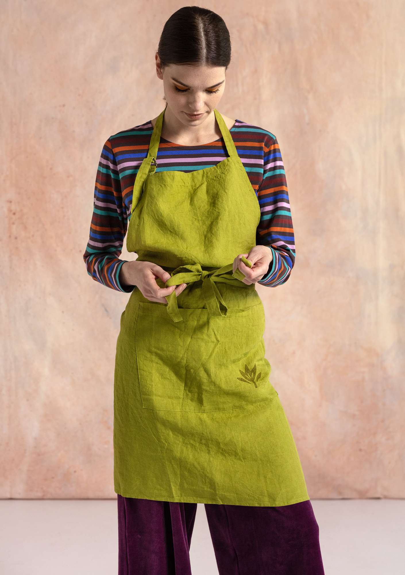 Apron in washed linen avocado thumbnail