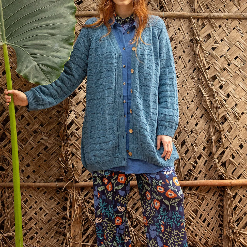 Langstrickjacke „Harriet“ aus Recycling-Wollgemisch - indigofera-melange