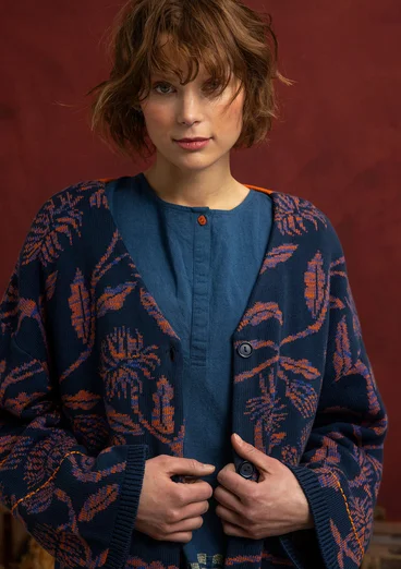 Geblümte Langstrickjacke „Lusern“ aus Bio-Baumwolle, mit Handstickerei - indigo