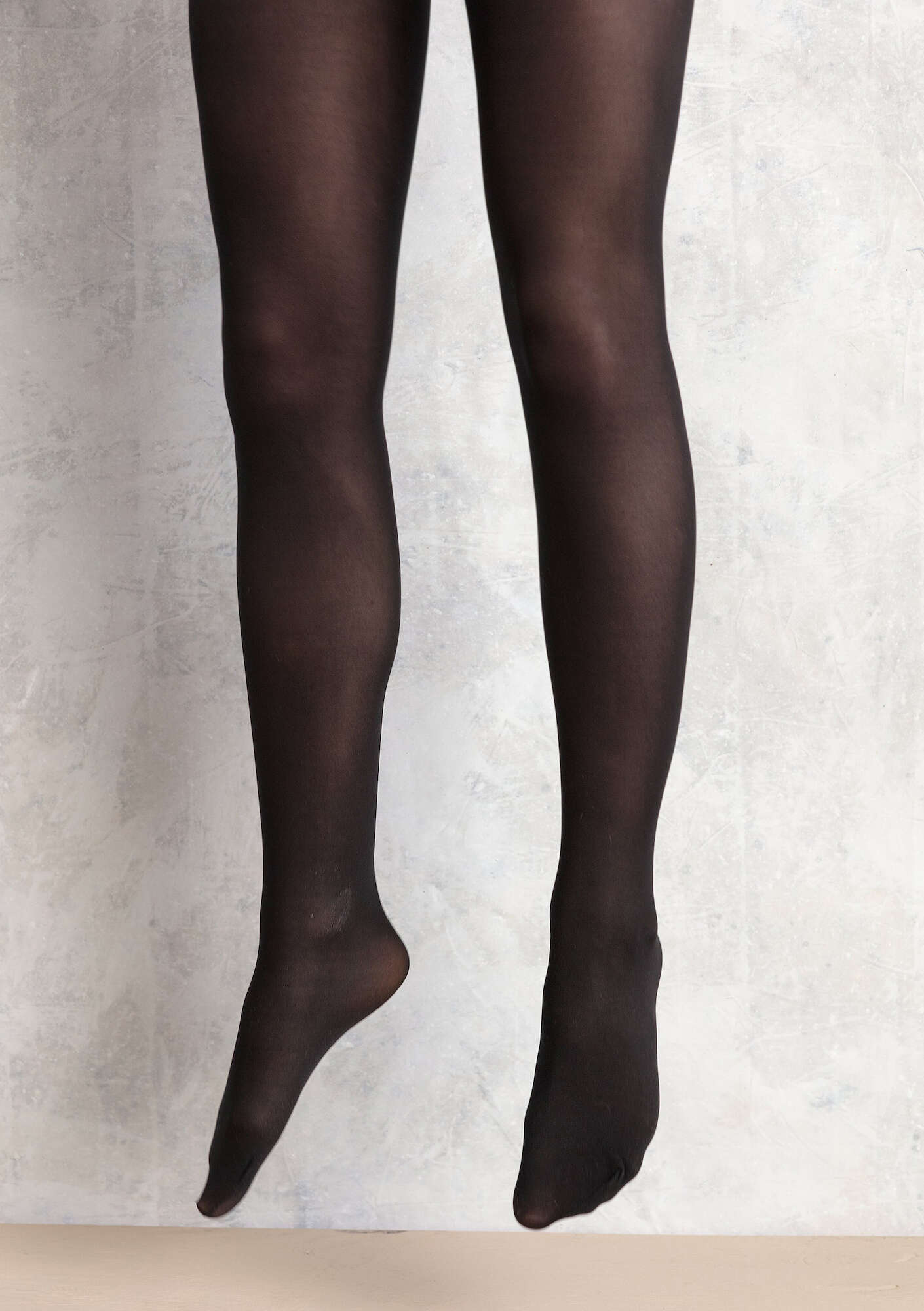 Solid-colored tights black