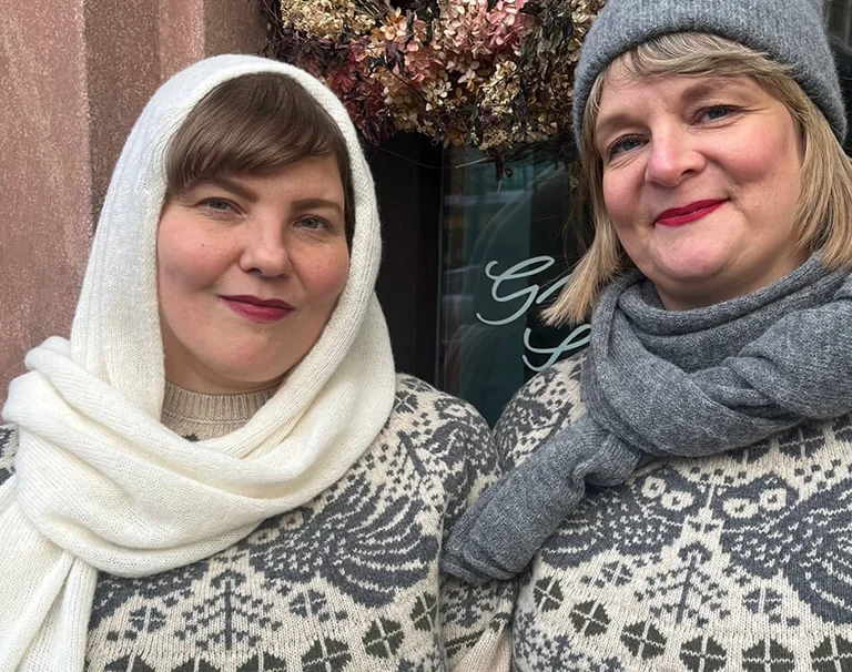 Butikspersonale uden for Gudrun Sjödén-butikken i Helsinki klædt i striktøj fra Gudrun Sjödéns julekollektion.
