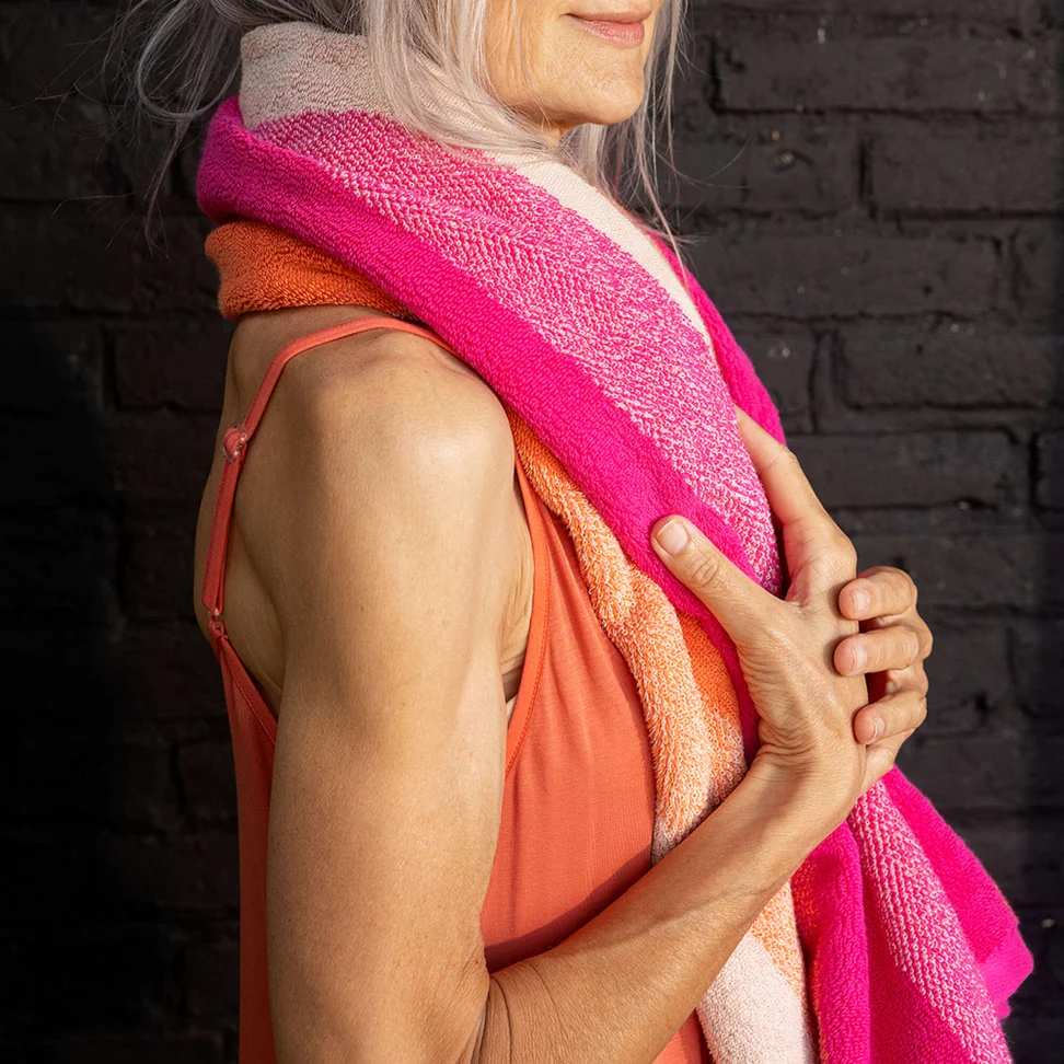 “Waves” organic cotton bath towel - dark peony