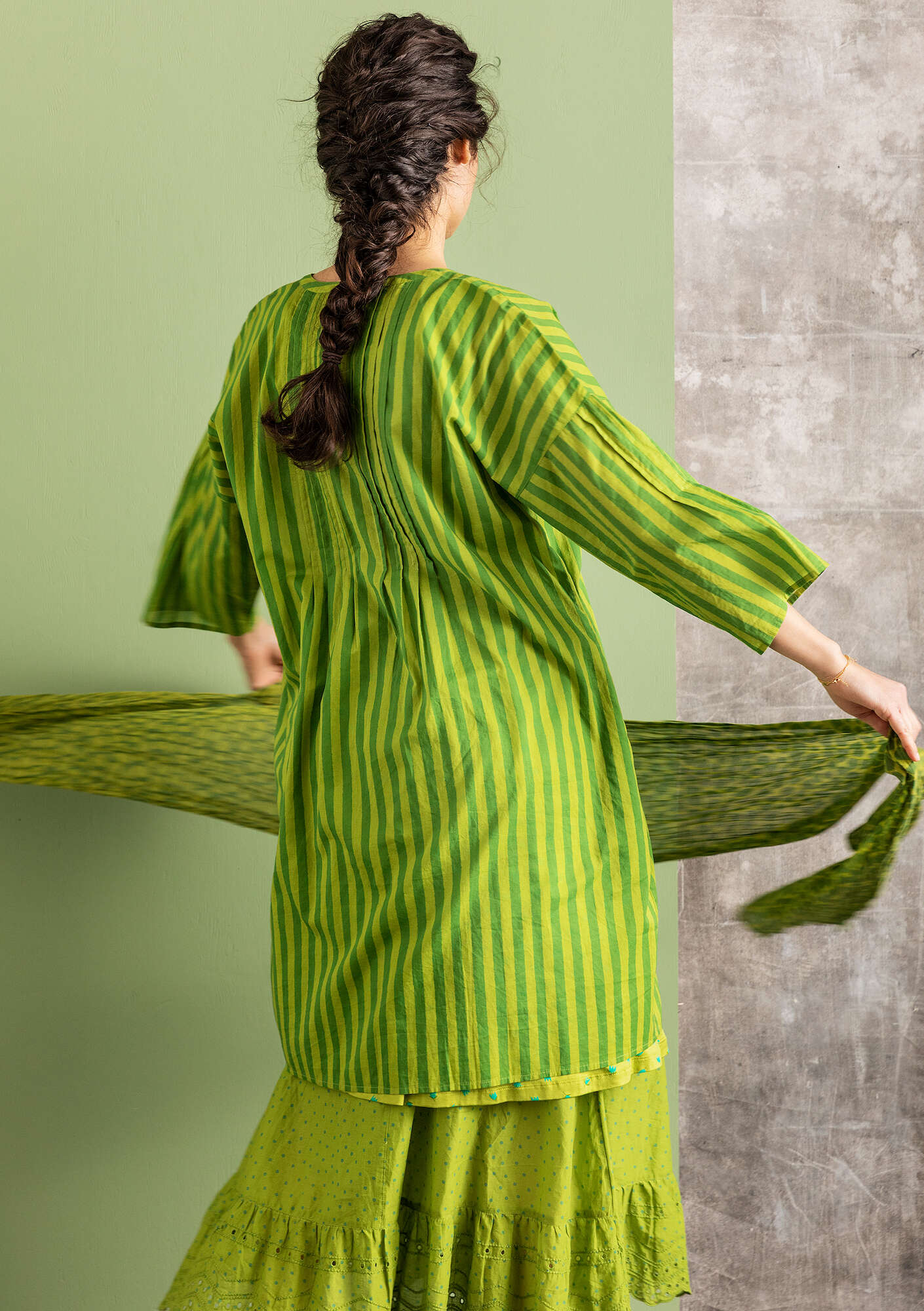 Vevd kjole «Serafina» i økologisk bomull kivi/mønstret