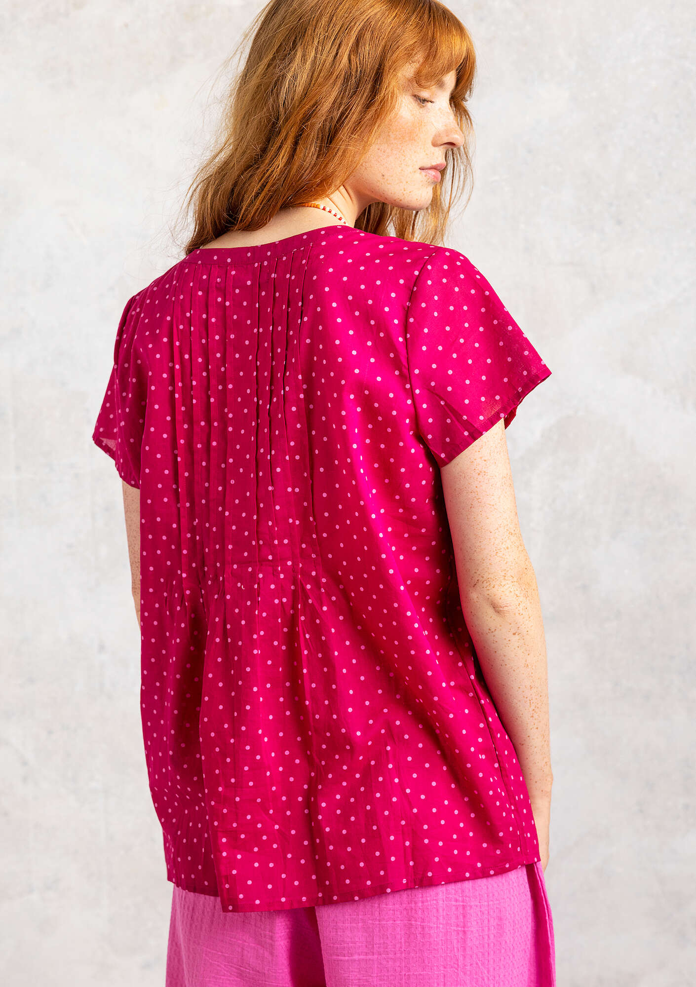 “Pytte” short-sleeved blouse in organic cotton cyclamen/patterned