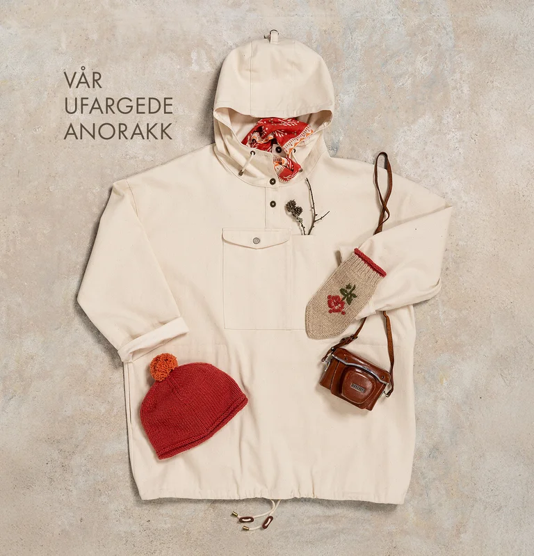 Et flatlay-bilde med en hvit anorakk og tilhørende tilbehør fra Gudrun Sjödén.